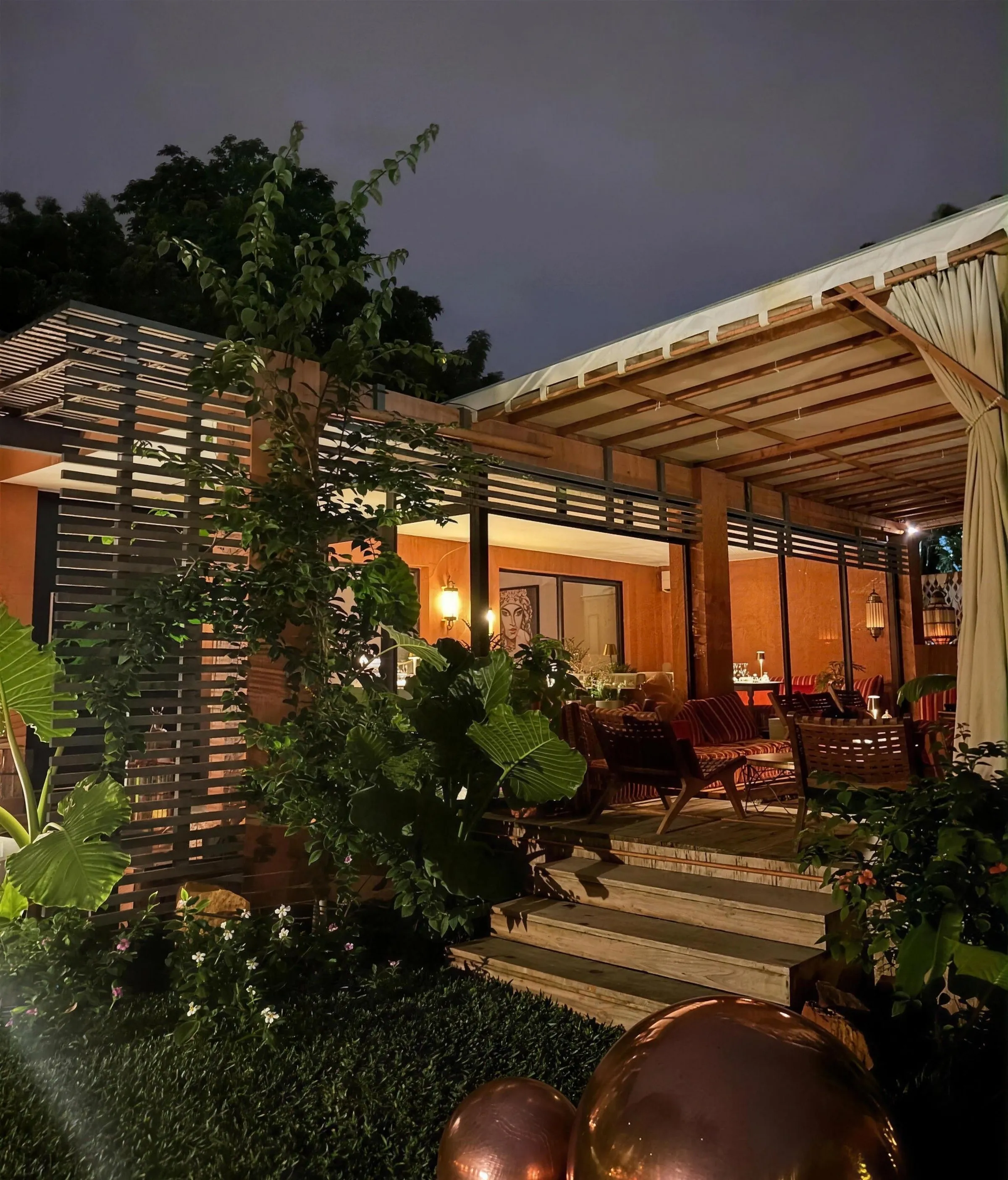 Terrasse du restaurant Villa Darna à Abidjan, le soir